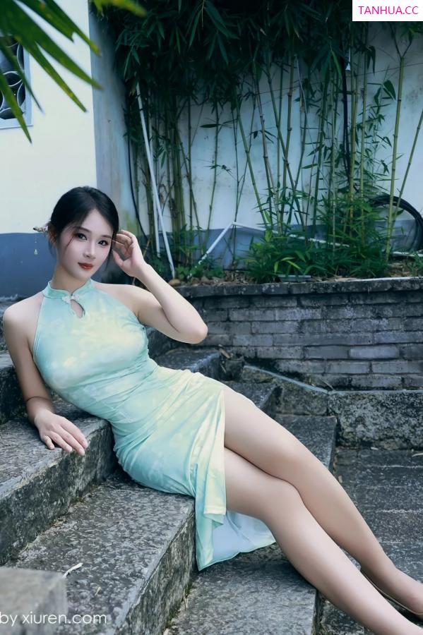   [XiuRen]高清写真图 2025.07.11 No.10538 南乔 绿色旗袍第11张图片
